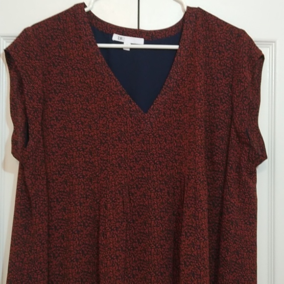 Size 1X DR2 V-Neck Rust Colored Blouse - Picture 10 of 10